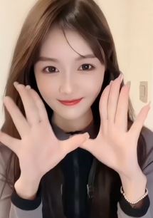 可爱女主播「小糖」居家跳手势舞,甜妹一笑很治愈!