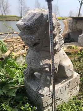 江苏一男子伙同他人偷石狮放坟前 称能给子孙带来好运