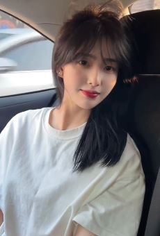 天津小姐姐「唐雨包」分享车内随拍 网友:笑起来很美