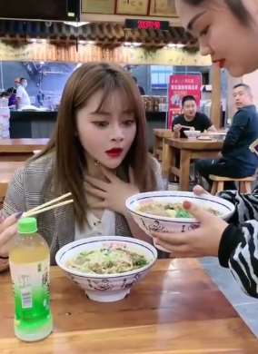 搞笑段子：美女免费给陌生男"加"鸡蛋