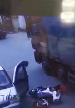 面包车突然开门骑车男子被撞倒地遭大货车碾压身亡