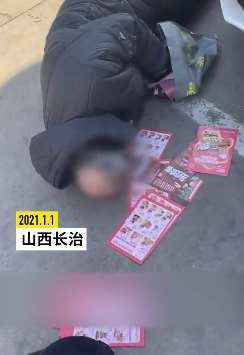 老人晕倒路边无人扶，老师边拍视频边救人