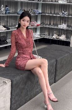 漂亮小姐姐「巴旦木公主」穿性感美裙分享日常随拍  网友:韵味十足