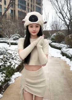 迷人小姐姐「小起欧尼」下雪天露腰穿搭户外跳下个路口见手势舞