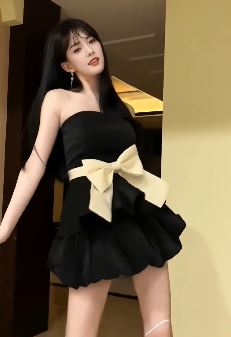 迷人小姐姐「王雅芳」穿性感小黑裙居家浅跳 网友:这才是美人