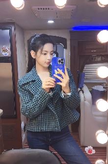 演员杨超越分享日常淡妆出镜拿手机自拍 网友：期待新剧