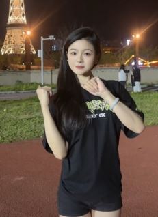 女大学生「ehoiu」夜晚户外跳蘑菇蘑菇手势舞 网友:每天看一遍精神一整天
