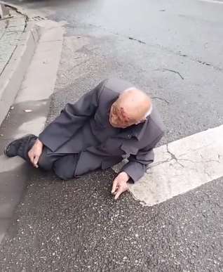 正能量：老人摔倒路边，路过小伙看到后迅速将老人扶起！