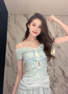 漂亮女大学生「奕文Eavan」穿气质美裙跳自创舞蹈 网友:超级好看