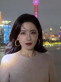 演员曾黎户外分享氛围感随拍 配文：随性且自由！