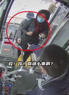 武汉一女乘客上公交车刷卡时手机被偷，司机一声怒吼小偷立还手机
