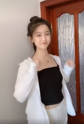 清纯可爱的小姐姐这是在跳舞吗?