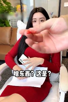 搞笑段子：男子去找女老板汇报工作，看到其性感着装后流鼻血！