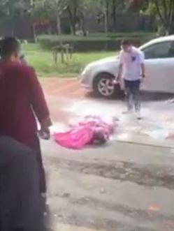 又见低俗婚闹！伴娘被多名男子用灭火器喷射跪地哭喊！