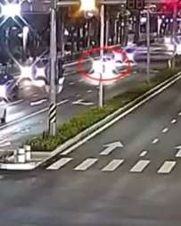 珠海一90后夫妻开车吵架致翻车