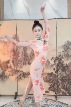 迷人小姐姐「777」穿性感旗袍居家跳舞 网友:我就喜欢看这种