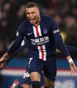 法甲大巴黎队支持中国人民抗疫 球员身穿印有中国加油球衣比赛