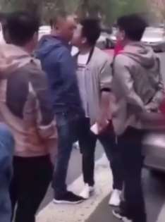 大街上两男子吵架,一男子突然吻了对方!
