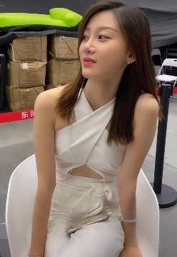 网红车模张芮尔扮斗鸡眼，网友：车模中最好看的！