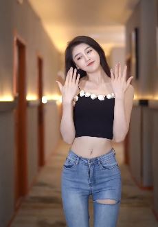 漂亮小姐姐「你的瑶」喜欢穿牛仔裤跳舞,网友:真的买不起皮裙吗?