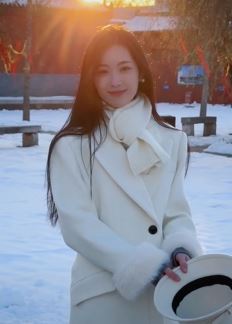 甜美小姐姐「ElenaChu」分享冬日户外随拍 网友:意境真美。