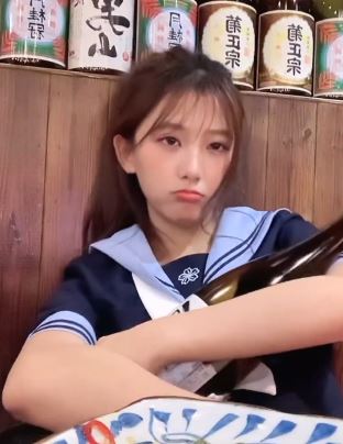 可爱的「小乔」小姐姐抱着酒瓶喝酒,喜欢上这个可爱女孩了吗?网友:每一帧都是壁纸!