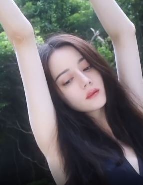 演员迪丽热巴分享户外游玩vlog,倾听山间瀑布的声音!网友:吾心向迪,永不分离!