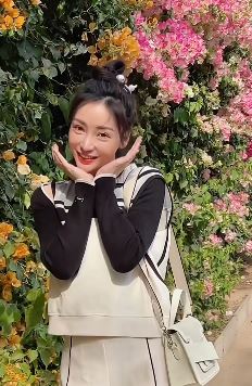 演员柳岩分享户外赏花vlog，女神甜美的笑容比花还美！