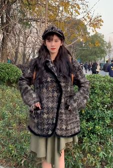 抖音网红「井川里予」大冬天光腿出街 网友：反季战士！