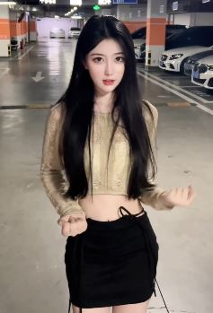 网红小姐姐「Amazing甜甜」地下车库穿小黑裙跳舞 网友:美,仙女下凡!