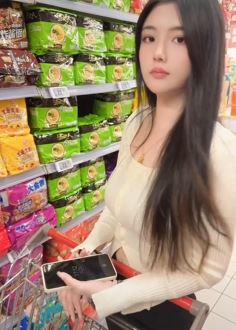 邻家女孩「包几」甜欲穿搭分享超市购物vlog