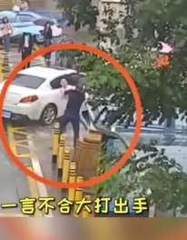 兰州一男子公交站等车多次被积水溅身上爆发与涉事司机互殴