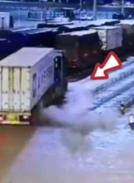 货车突然爆胎 路过男子被喷飞