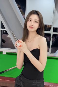 杭州小姐姐「向伊」穿着性感来打台球,网友:一球击进我心中!