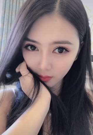 大眼美女明亮的眼神，美丽动人