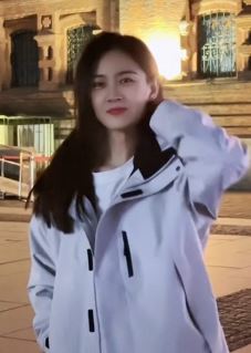 东北小姐姐「图图」分享夜晚索菲亚教堂外随拍 网友:好干净的女孩