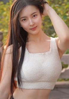 演员何雨宸活力穿搭分享户外随拍 配文：享受秋天最后一个节气的阳光