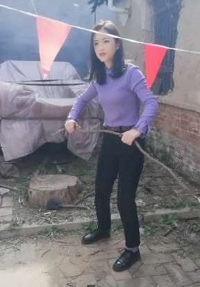 三妮阿姨要烧柴做饭?一个贴近生活的网红美女!