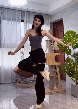 演员徐璐发快手居家跳爱你舞蹈，又一个王心凌女孩来了！