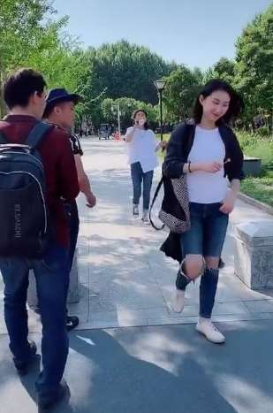 美女恶搞两小伙 这就是走路看美女的下场！