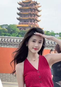 甜美小姐姐「潘敏」活力穿搭游黄鹤楼  网友:人间美好只因日落和你
