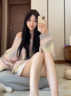 网红小姐姐「兔宝」光脚居家秀美腿 网友:以后可以多发点