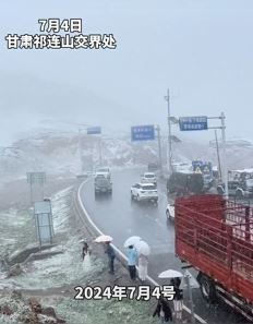 甘肃祁连山交界处突降大雪 一秒入冬