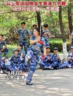 山东理工大学新生军训间隙一女生表演九节鞭 动作行云流水