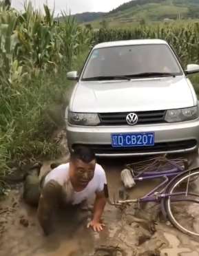 都怪你按喇叭,害得我掉进泥坑里了!