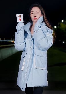 演员舒畅夜晚街头秀秋冬穿搭 网友：大气而不失优雅！