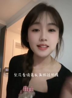 气质小姐姐「小张唱歌不跑调」居家清唱《梨花香》,人美歌甜!