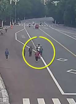 四川一少年因骑车低头看手机撞死一老人