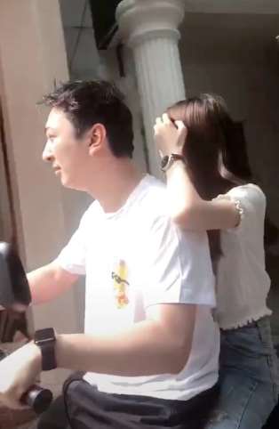 王思聪骑电动车带一美女，有谁认识吗?