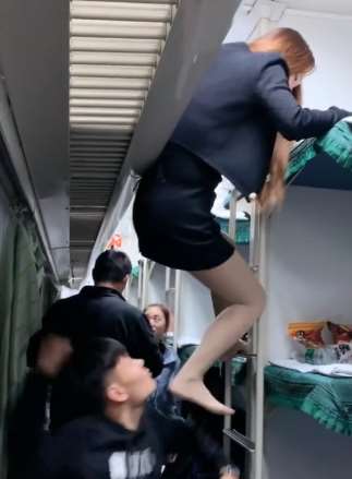 火车上小姐姐从上铺下不来，脚开始乱蹬找台阶下！